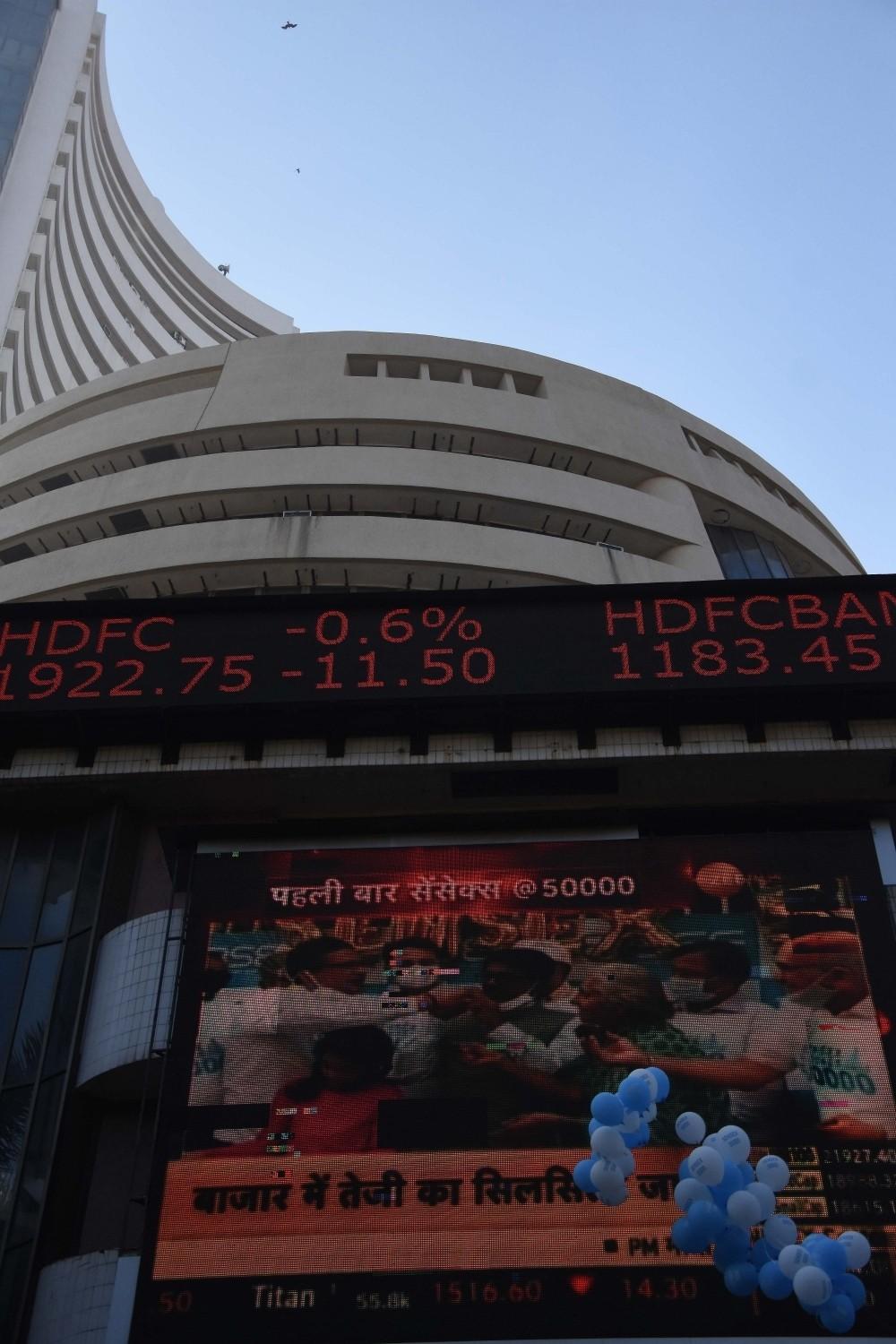 The Weekend Leader - Global cues, volatility pull equity indices down, banking stocks slip